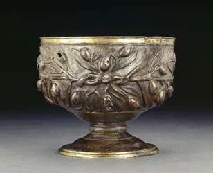 Taça de prata dourada decorada com azeites de oliva, com forro interno liso de ouro, 50-150 dC (prata e ouro)